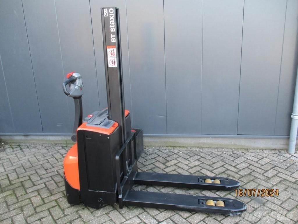BT SWE 080L Empilhador para operador externo