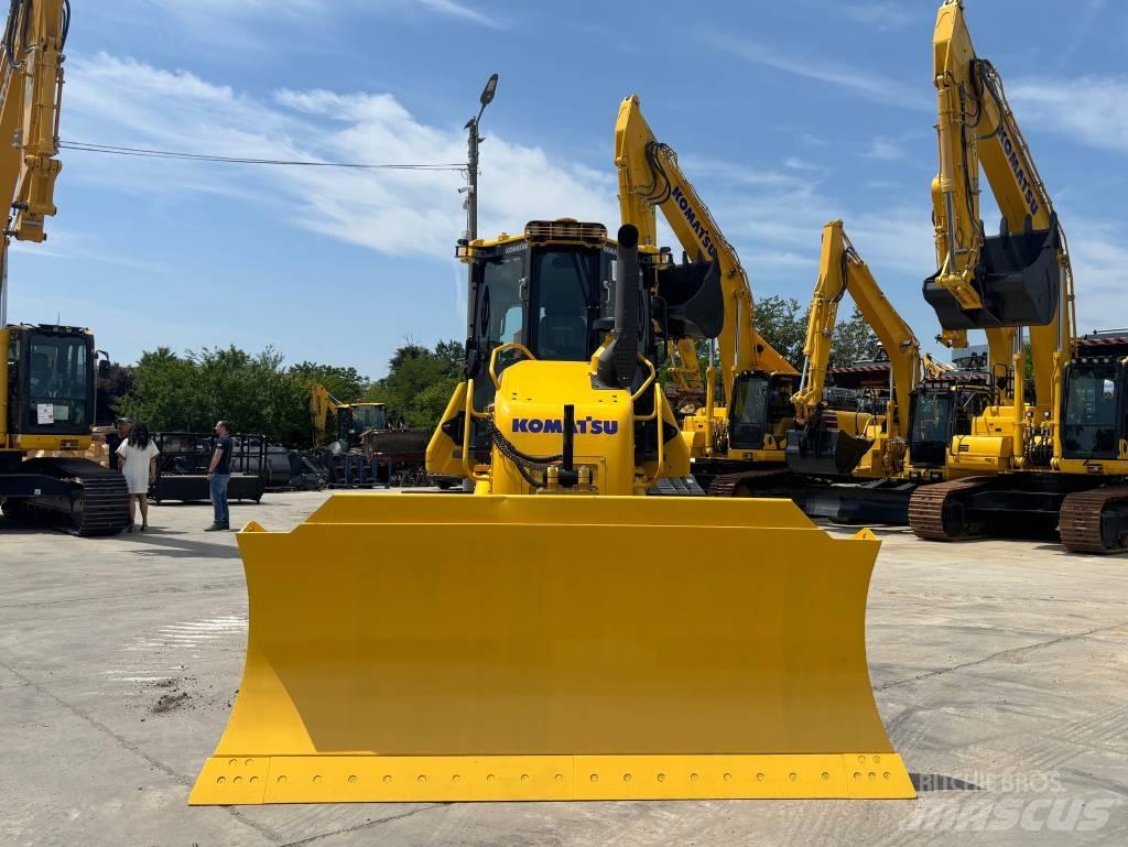 Komatsu D61EX-24E0 Dozers - Tratores rastos