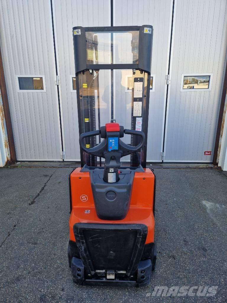BT SWE 120 L.  57 tim Empilhador para operador externo