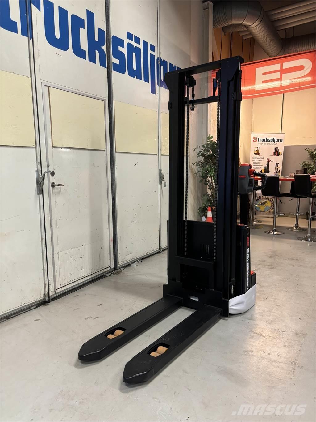 ESA 121 Empilhador para operador externo