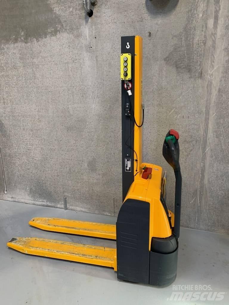 Jungheinrich EMC 110 Empilhador para operador externo