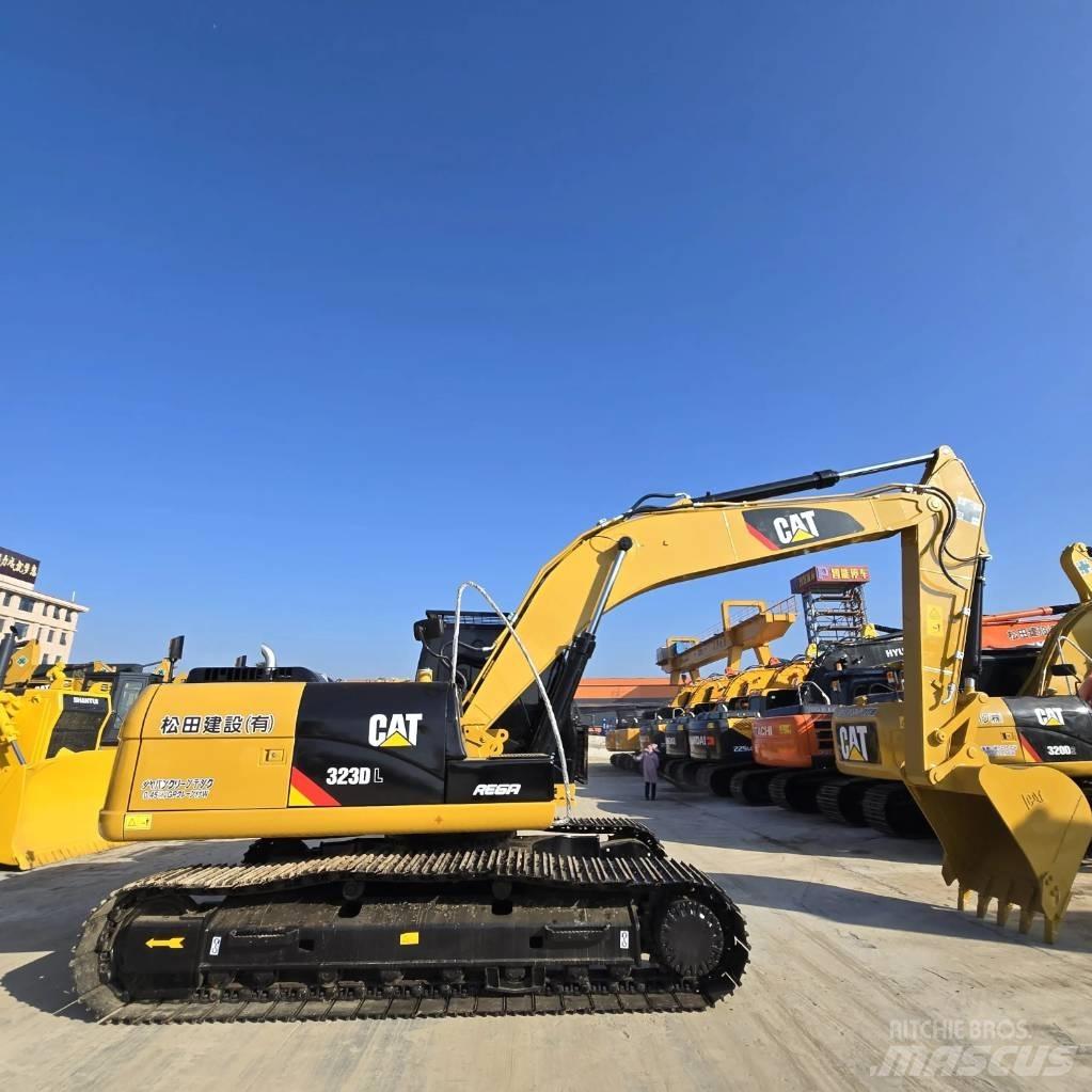 CAT 323 D L Escavadoras Midi 7t - 12t