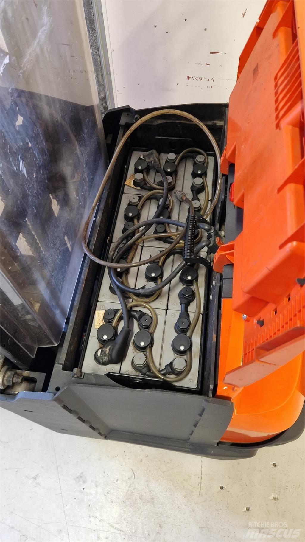 Toyota SWE140L Empilhador para operador externo
