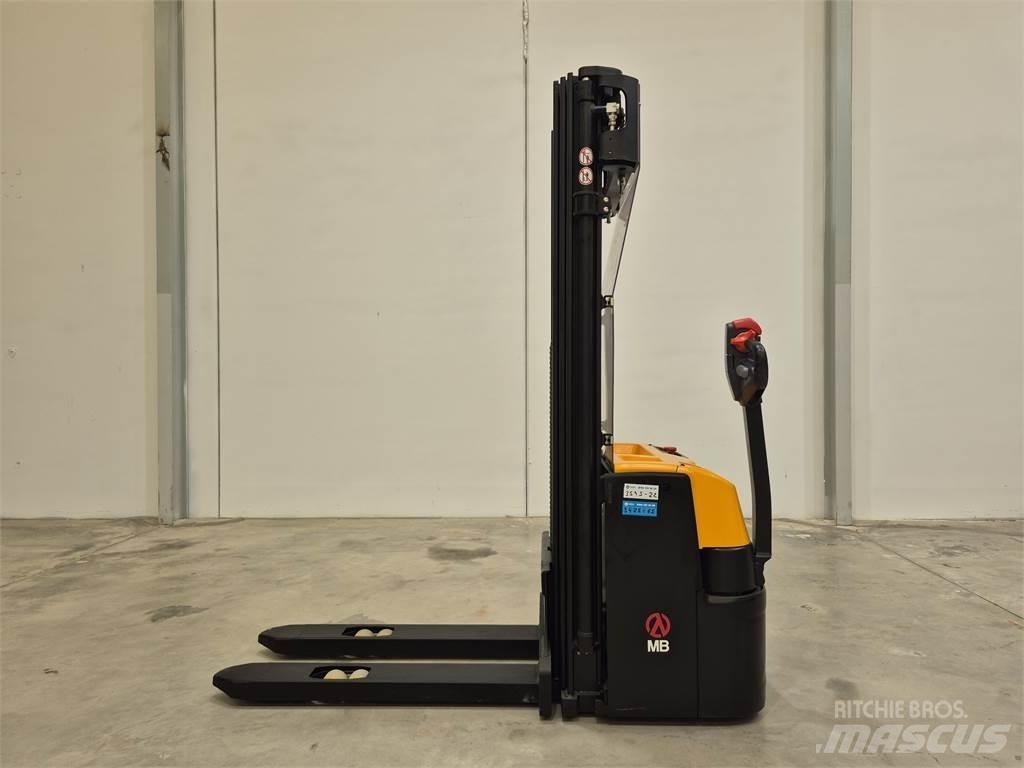  WSA161L Empilhador para operador externo