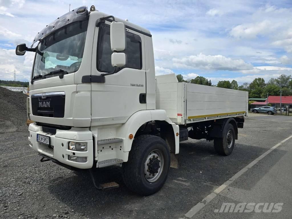 MAN 13.250 / 4x4 Camiões de caixa fechada