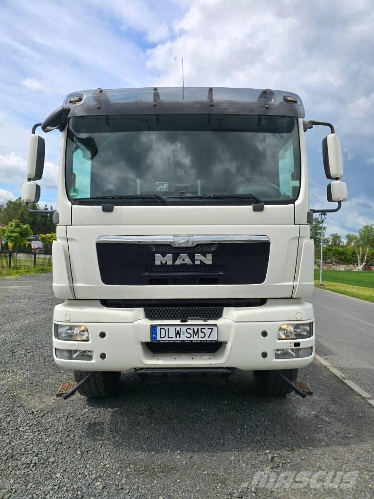 MAN 13.250 / 4x4 Camiões de caixa fechada