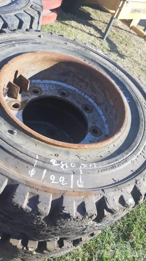 Clark 8 T Pneus, Rodas e Jantes