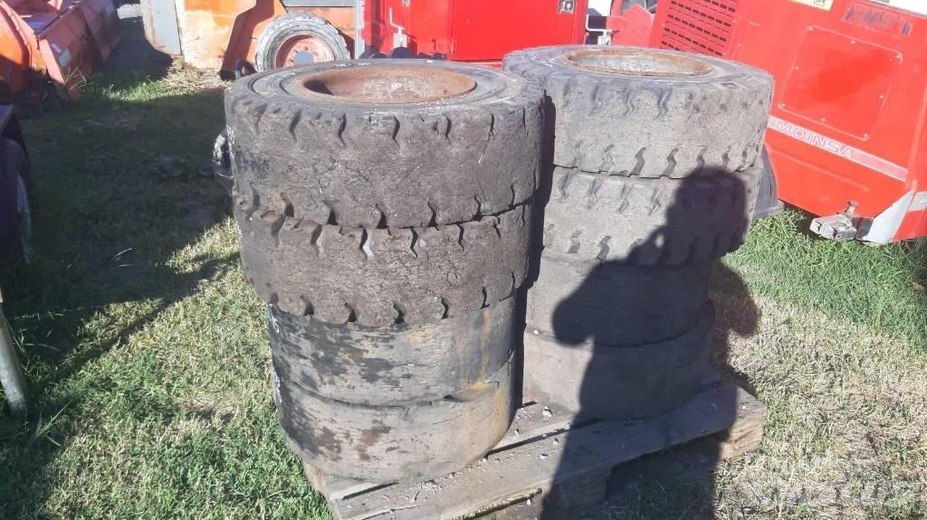 Clark 8 T Pneus, Rodas e Jantes