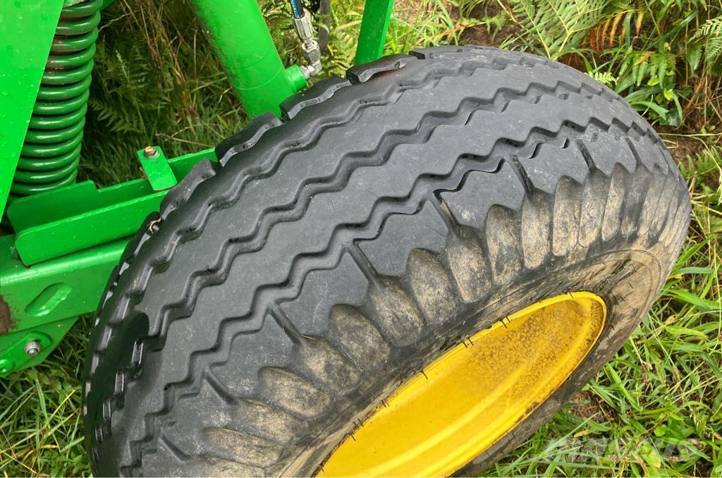 John Deere 1365 Corta-Relvas montadas e arrastadas