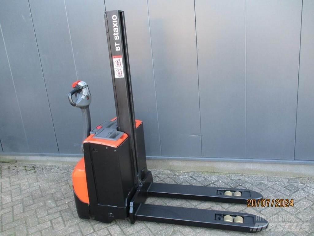 BT SWE 080L Empilhador para operador externo