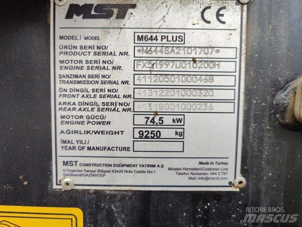 MST M644PLUS Retroescavadoras