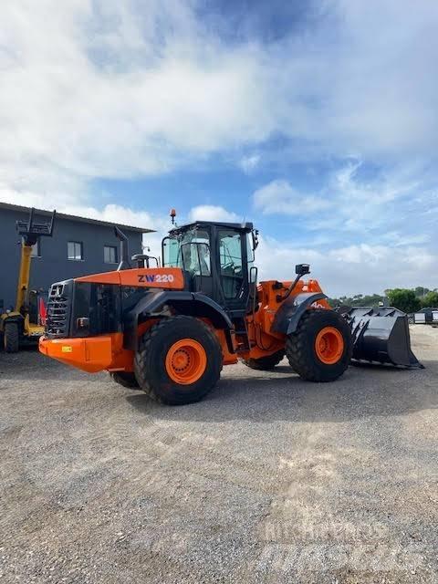Hitachi ZW 220 Pás carregadoras de rodas