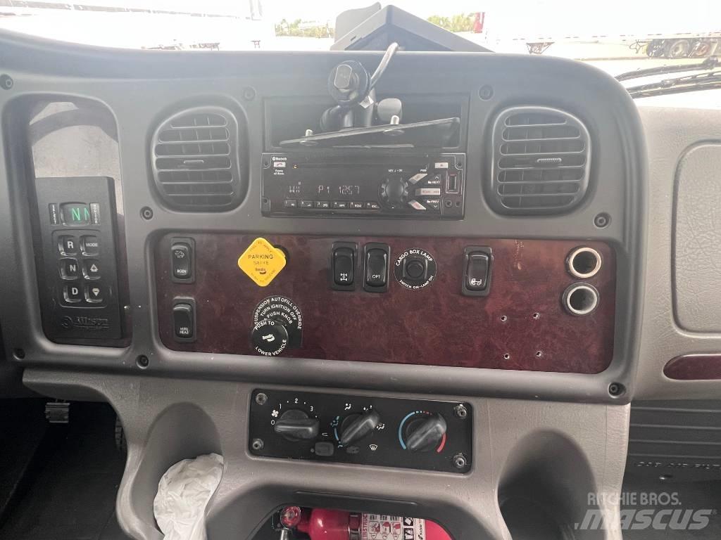 Freightliner M 106 Camiões de caixa fechada
