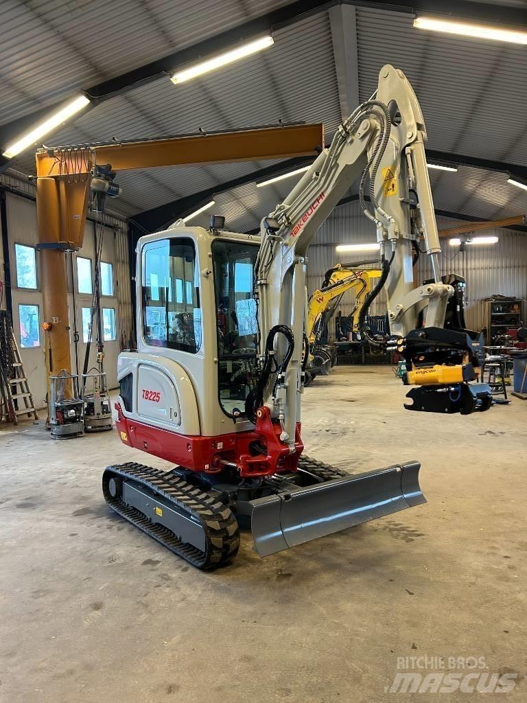 Takeuchi TB225 Mini Escavadoras <7t