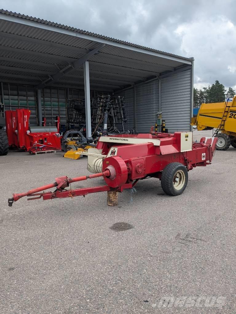 International 430 T Enfardadeira de fardos quadrados