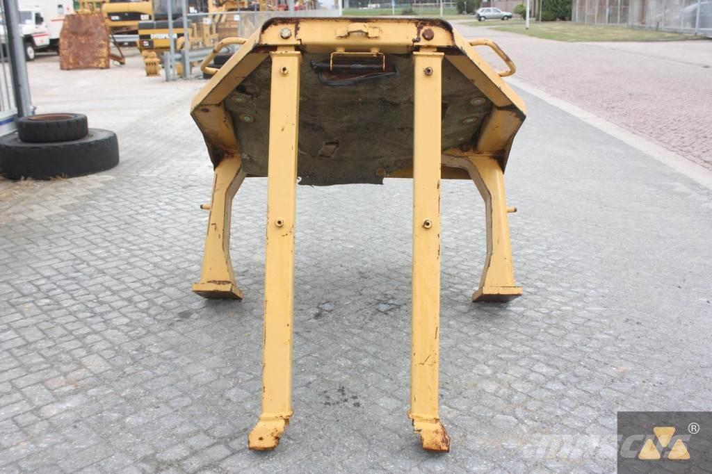 CAT D8N O-rops cab Cabines e interior