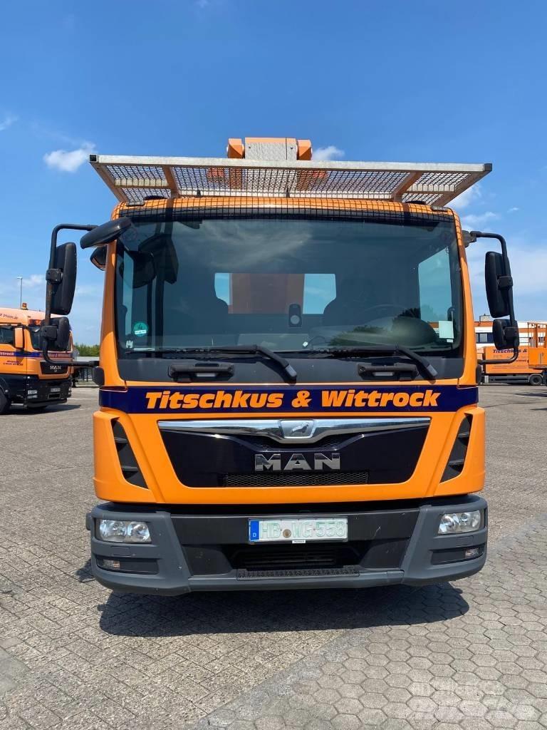 Palfinger P 300 Plataformas aéreas montadas em camião