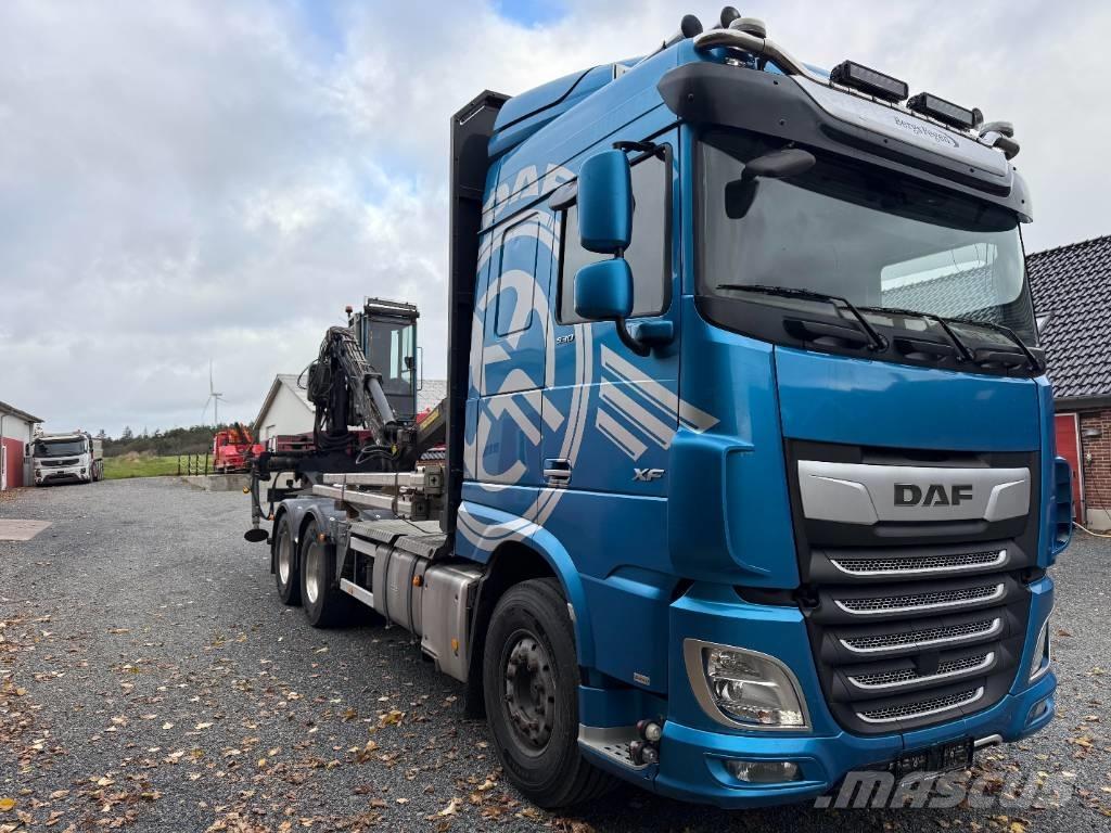 DAF XF 530 6x4 Camiões de transporte de máquinas florestais