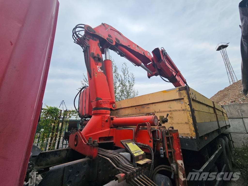 Scania P 94 FASSI Camiões de caixa fechada