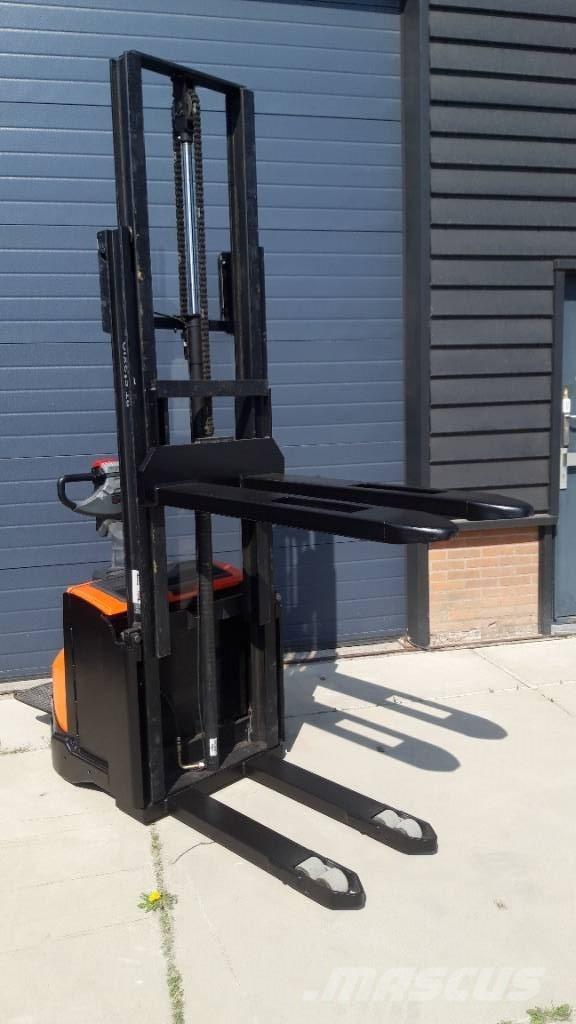 BT SWE 120 Self propelled stackers