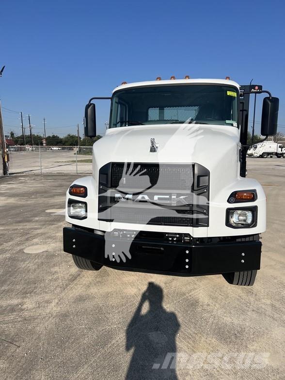 Mack MD6 Camiões estrado/caixa aberta