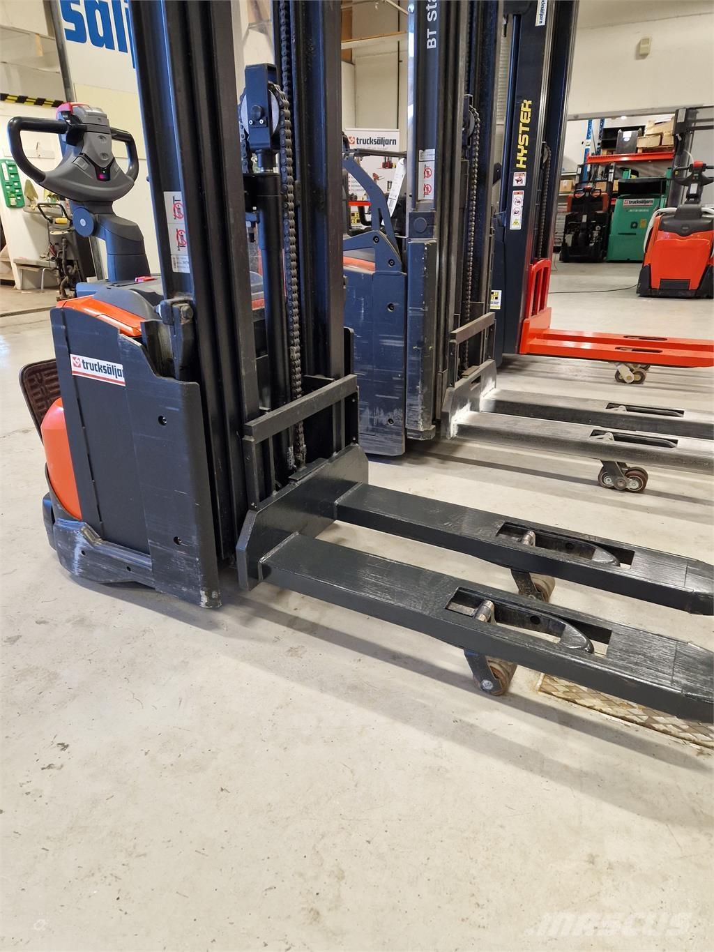 Toyota SWE120L Self propelled stackers