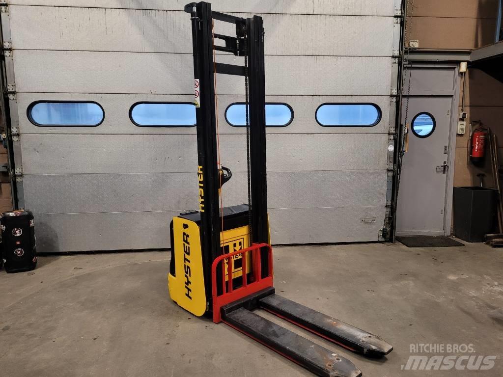 Hyster S 1.6 Empilhador para operador externo