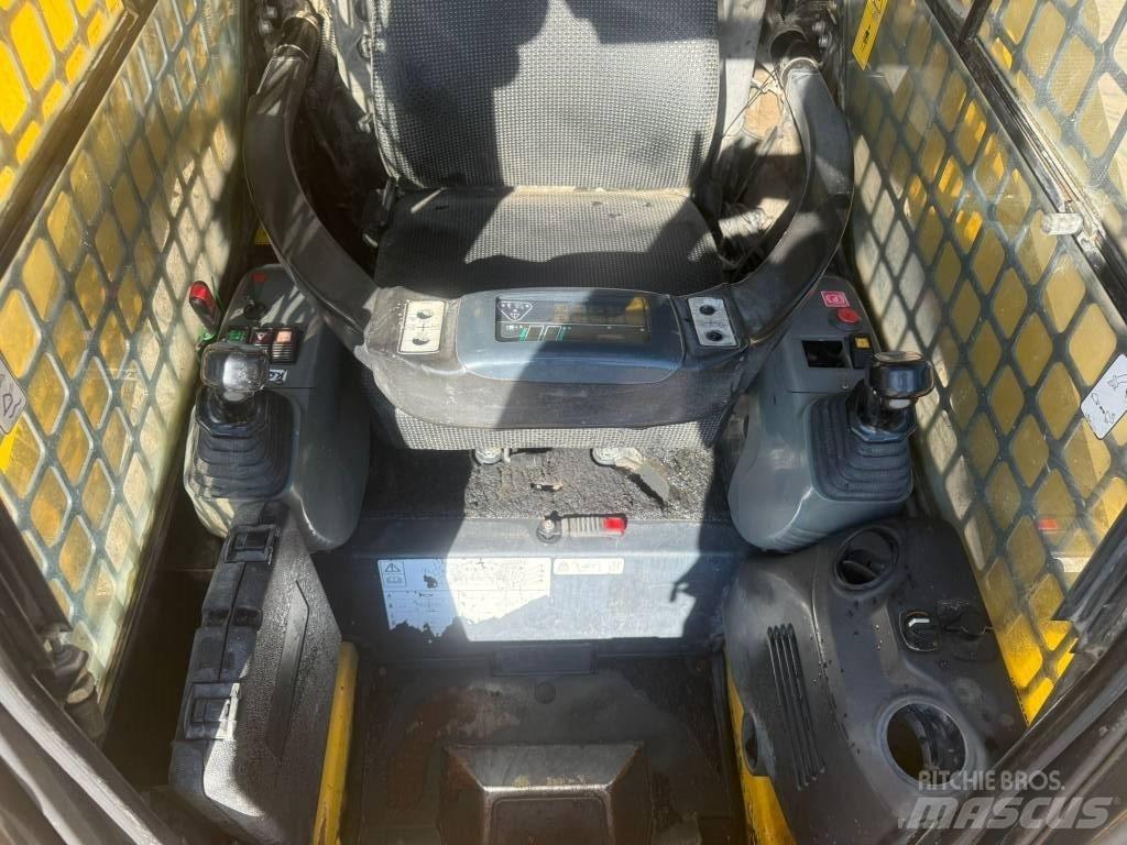 Komatsu SK 820-5 Carregadoras de direcção deslizante