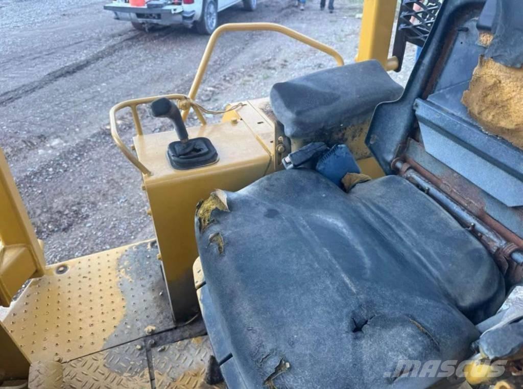 CAT D4C3 Dozers - Tratores rastos