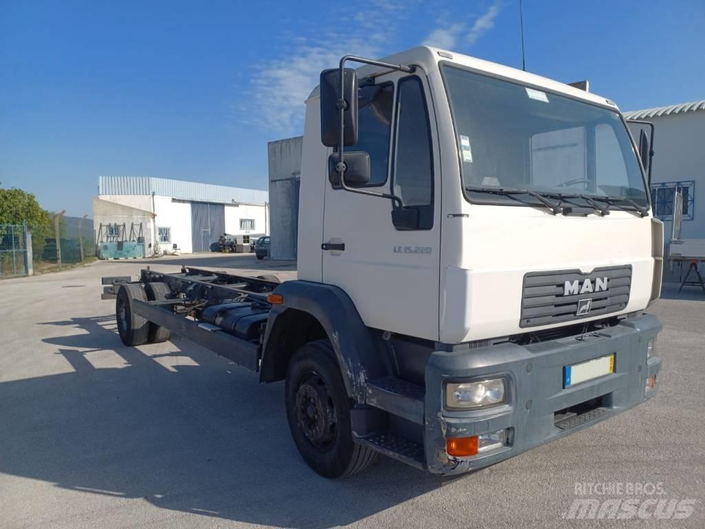 MAN 15.225 Camiões de chassis e cabine