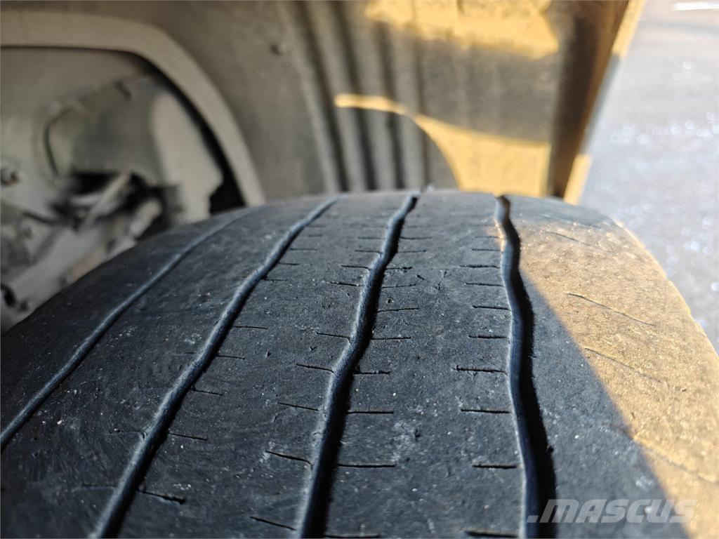 Scania P94 Camiões de caixa fechada