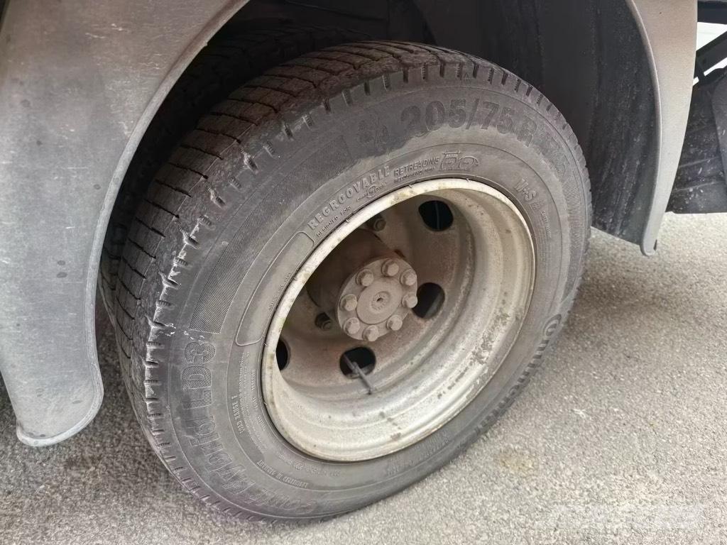 Mercedes-Benz 816 Camiões de caixa fechada