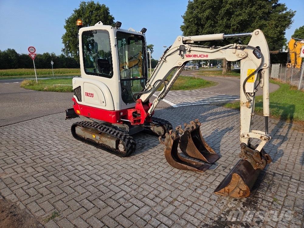 Takeuchi TB225 Mini Escavadoras <7t