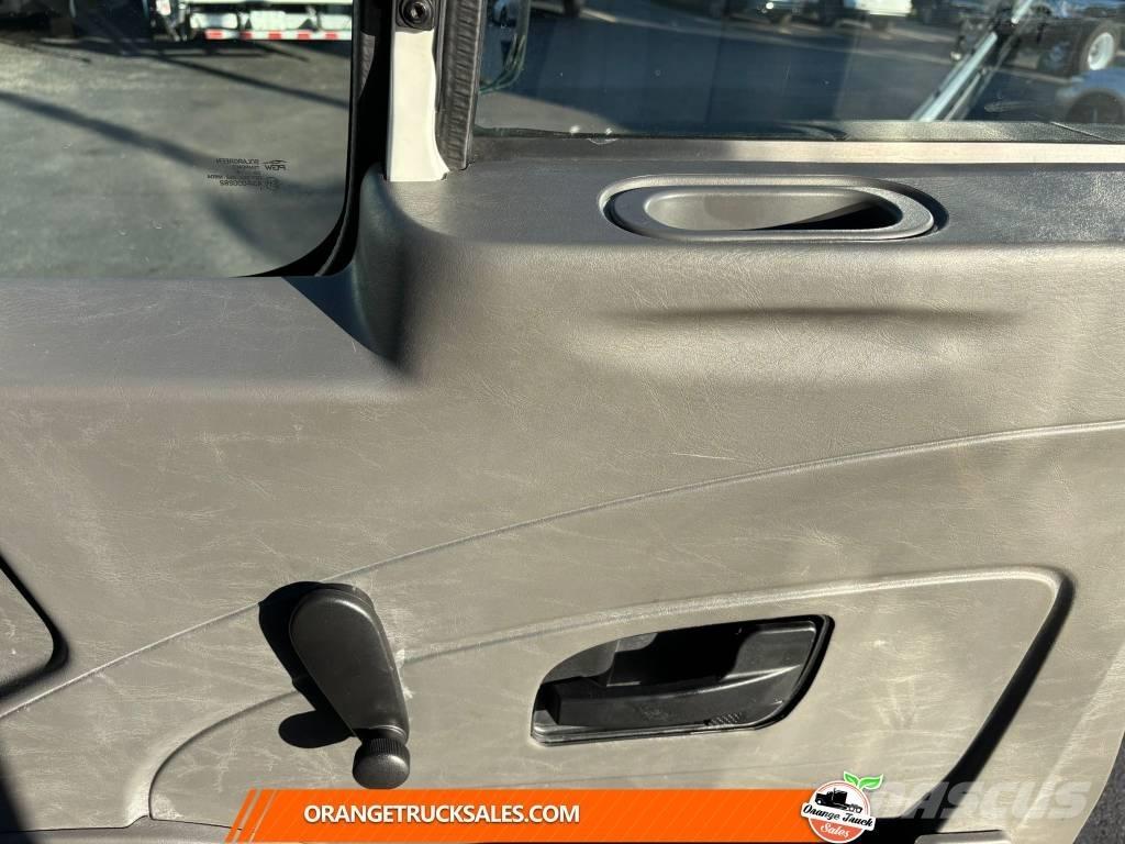 International 4300 Camiões de caixa fechada