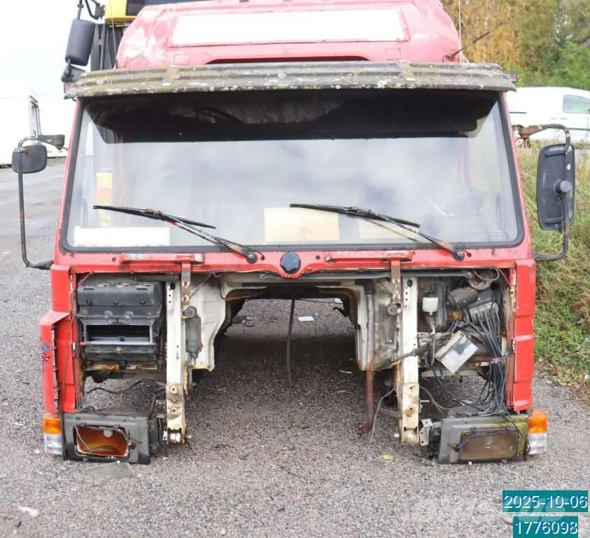 Scania P 82 M Cabines e interior