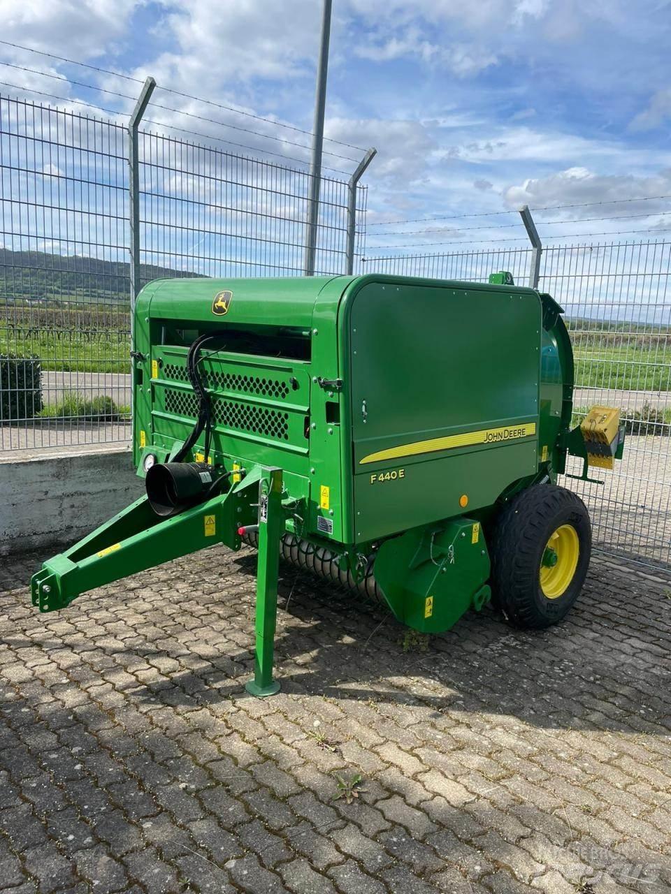 John Deere F440E Enfardadeira de rolos