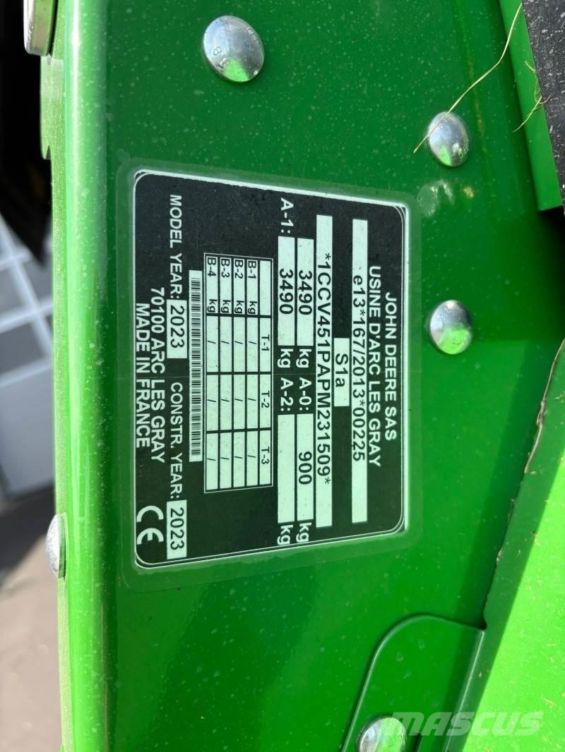 John Deere V451M Enfardadeira de rolos
