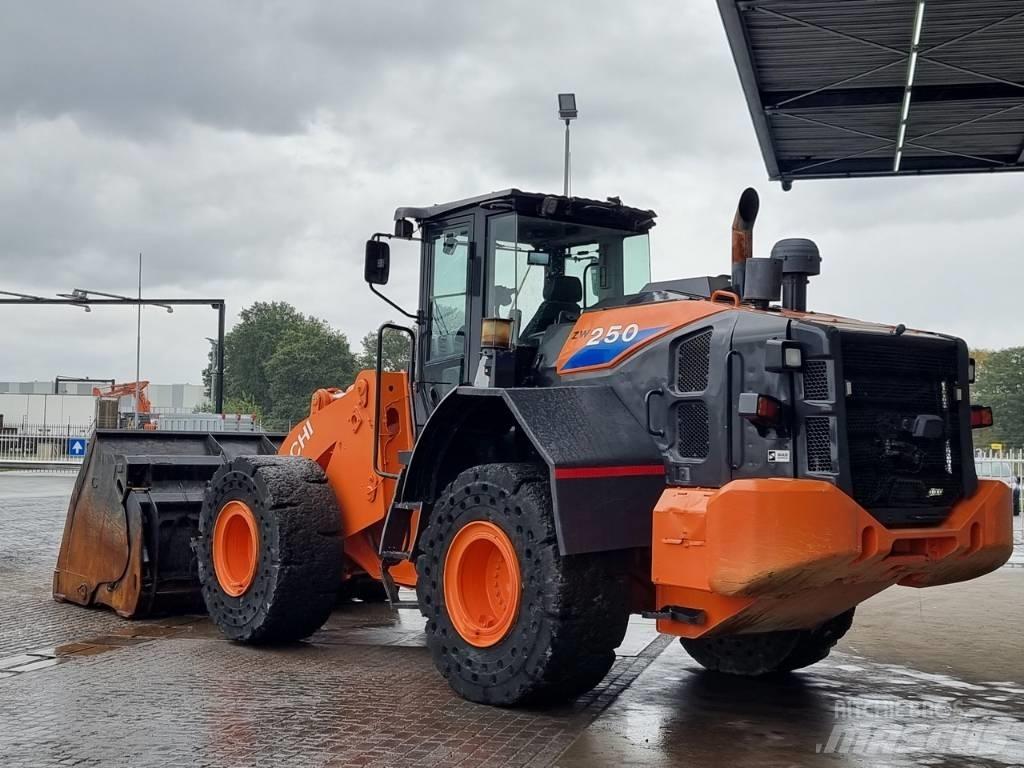 Hitachi ZW 250 Pás carregadoras de rodas