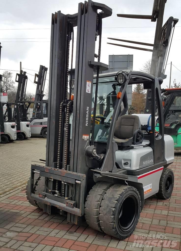 Nissan UGD02A30PQ Empilhadores a gás