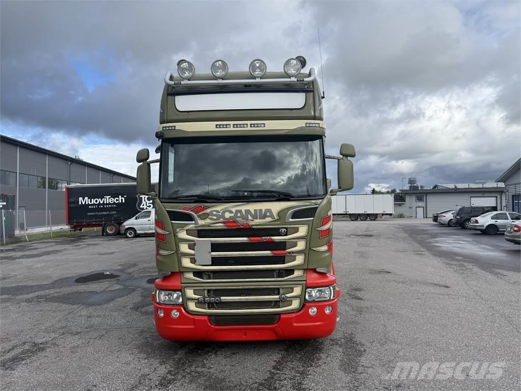 Scania R580 8X2 Camiões de caixa fechada