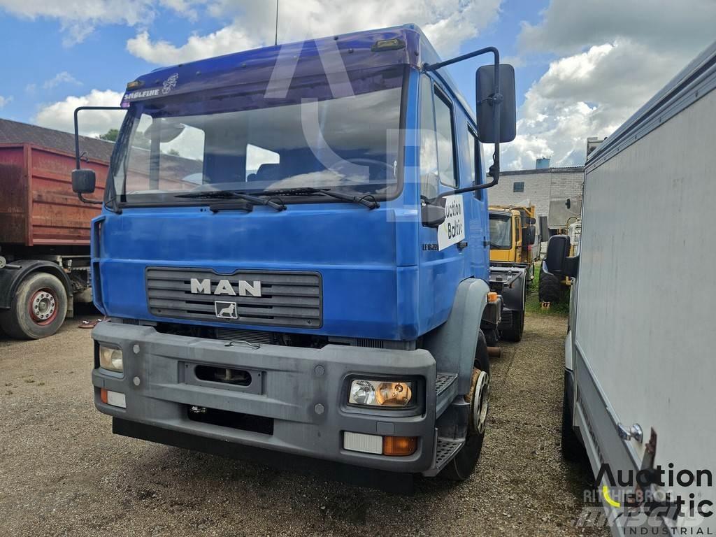 MAN 18.225 Camiões de chassis e cabine