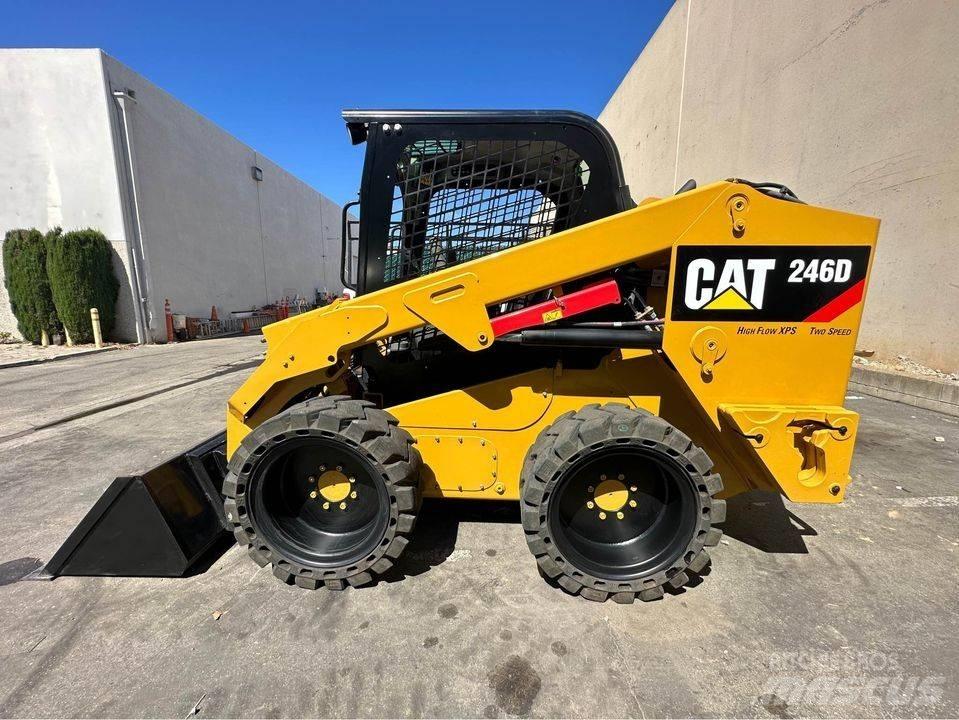 CAT 246 D Carregadoras de direcção deslizante