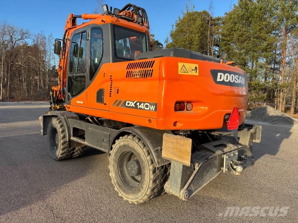 Doosan DX 140 W + vagn Escavadoras de rodas