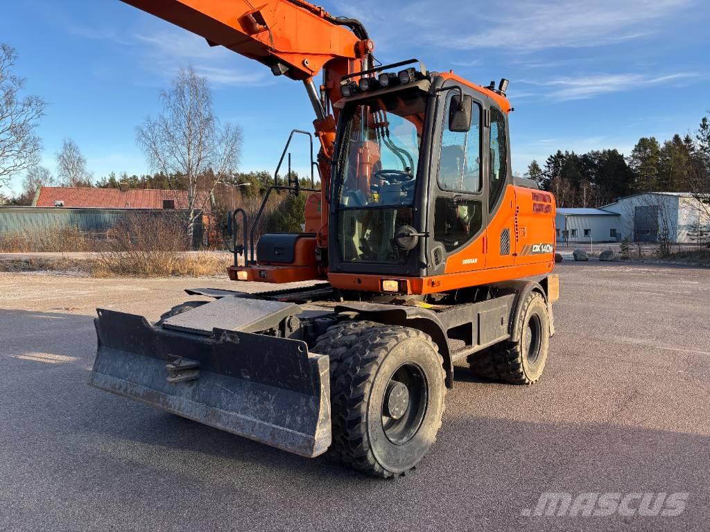 Doosan DX 140 W + vagn Escavadoras de rodas