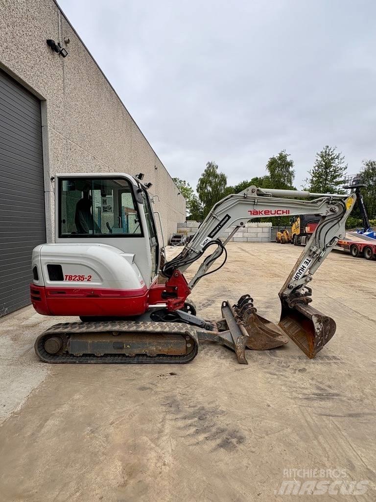 Takeuchi TB 235 Mini Escavadoras <7t