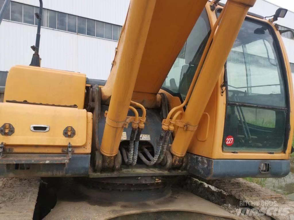 Hyundai 350L VS Escavadoras de rastos