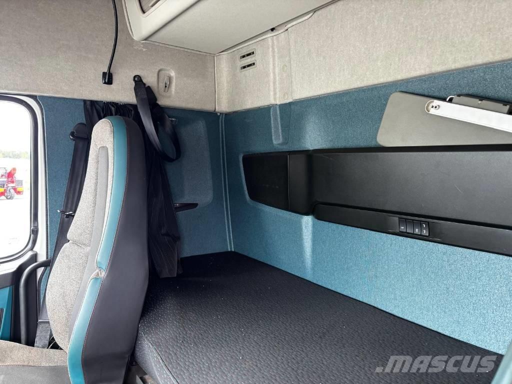 Volvo FM 330 Camiões de caixa fechada