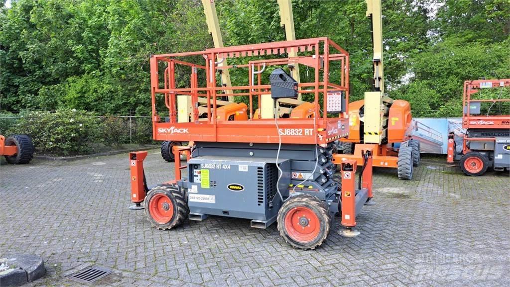 SkyJack 6832RT Elevadores de tesoura