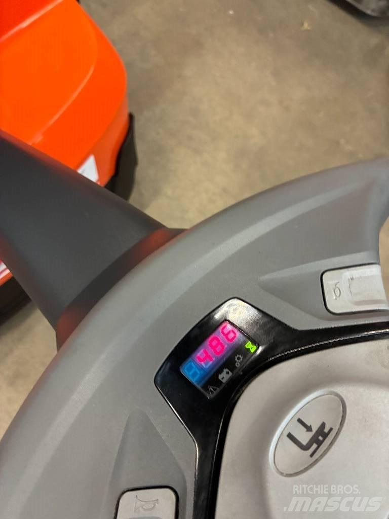 Toyota SWE120L Empilhador para operador externo