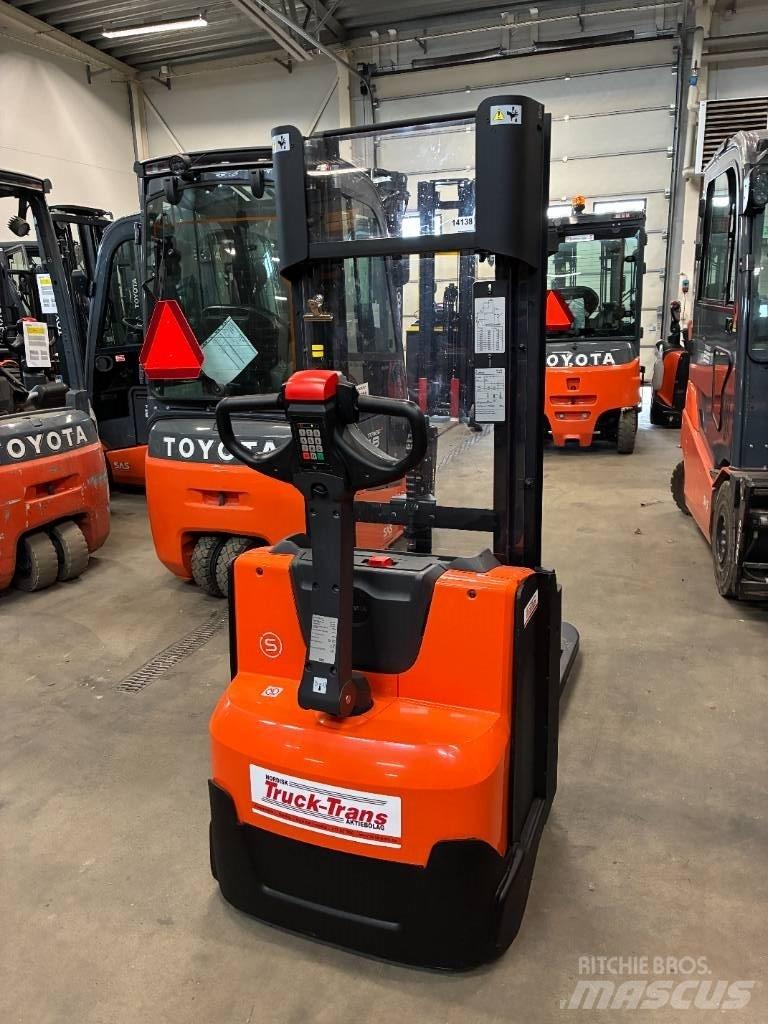 Toyota SWE120L Empilhador para operador externo